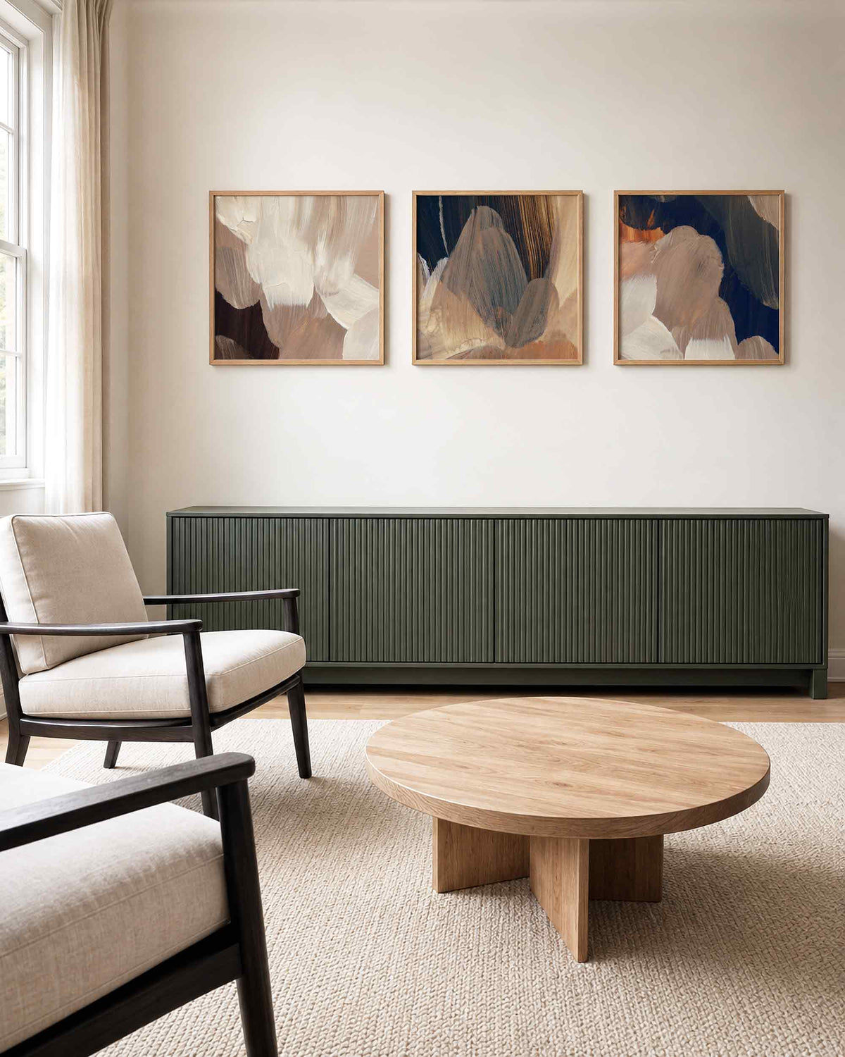 Interieurpresentatie van een driedelige vierkante posterset met abstracte penseelstreken