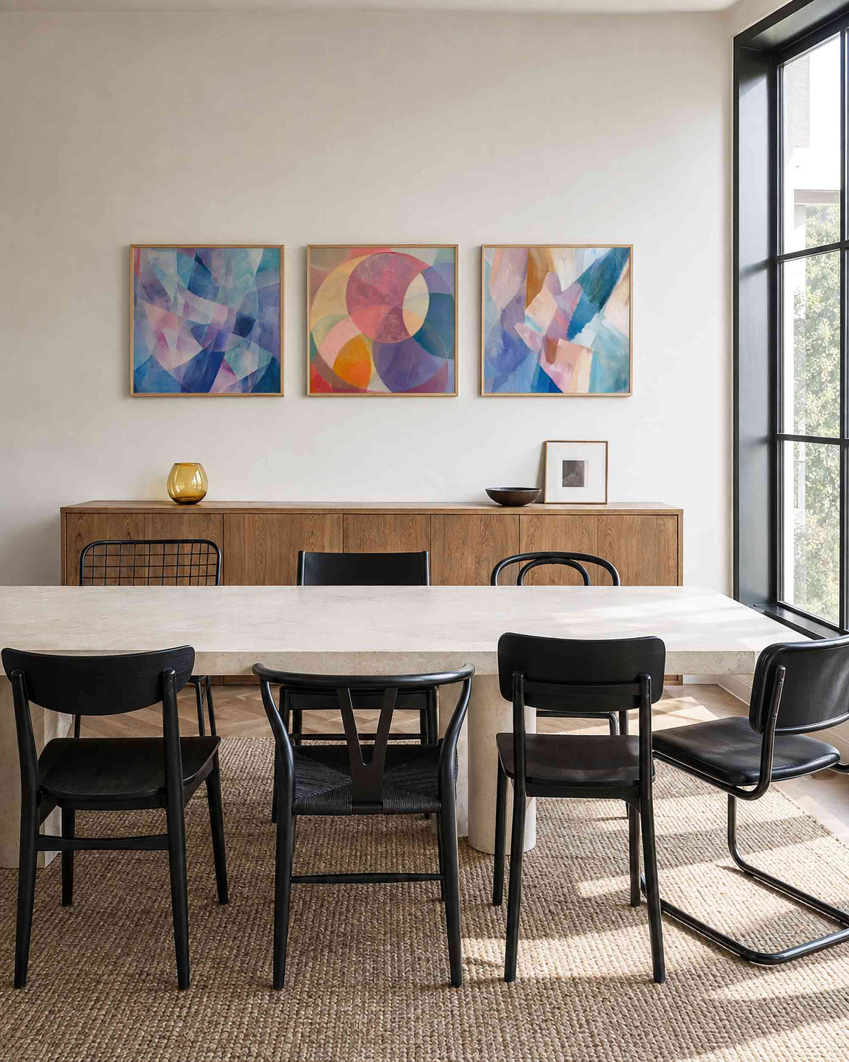 Interieurpresentatie van een driedelige vierkante posterset met pastelkleurige abstracte