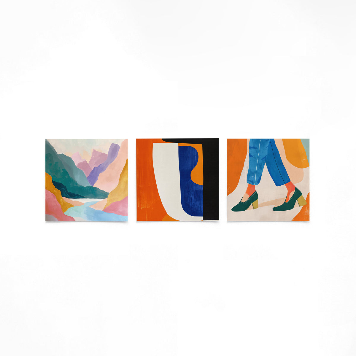 Drie vierkante posters met abstracte kleurenmix op een gebroken witte achtergrond