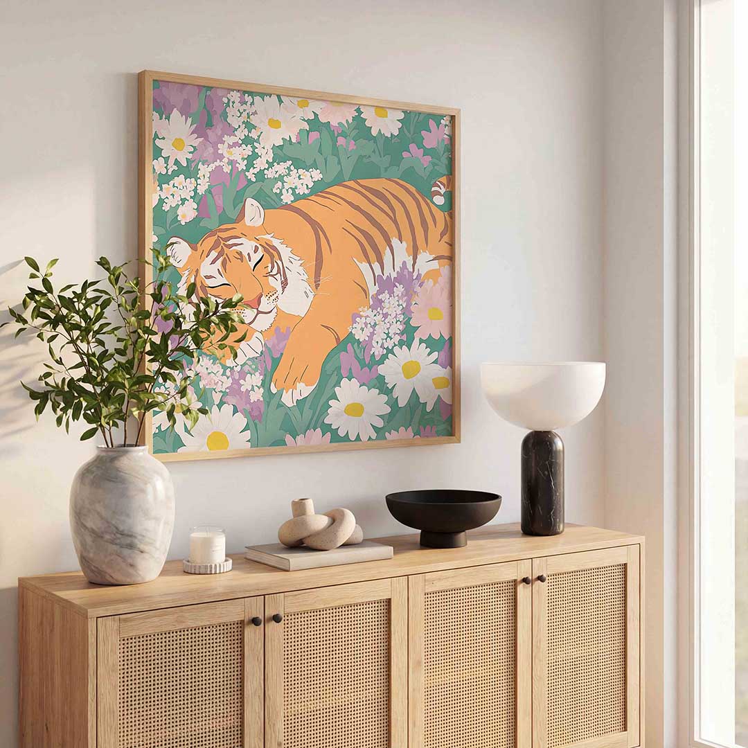 Slapende tijger tussen bloemen Poster