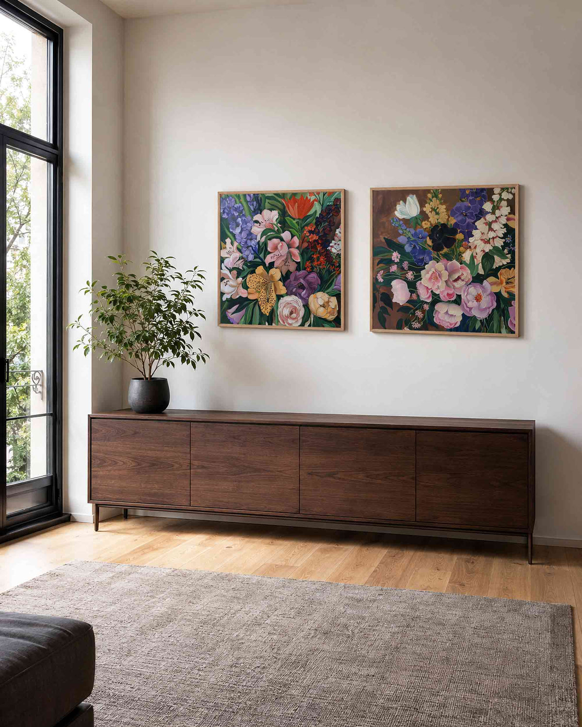 Interieurpresentatie van een tweedelige vierkante posterset met kleurrijke bloemen