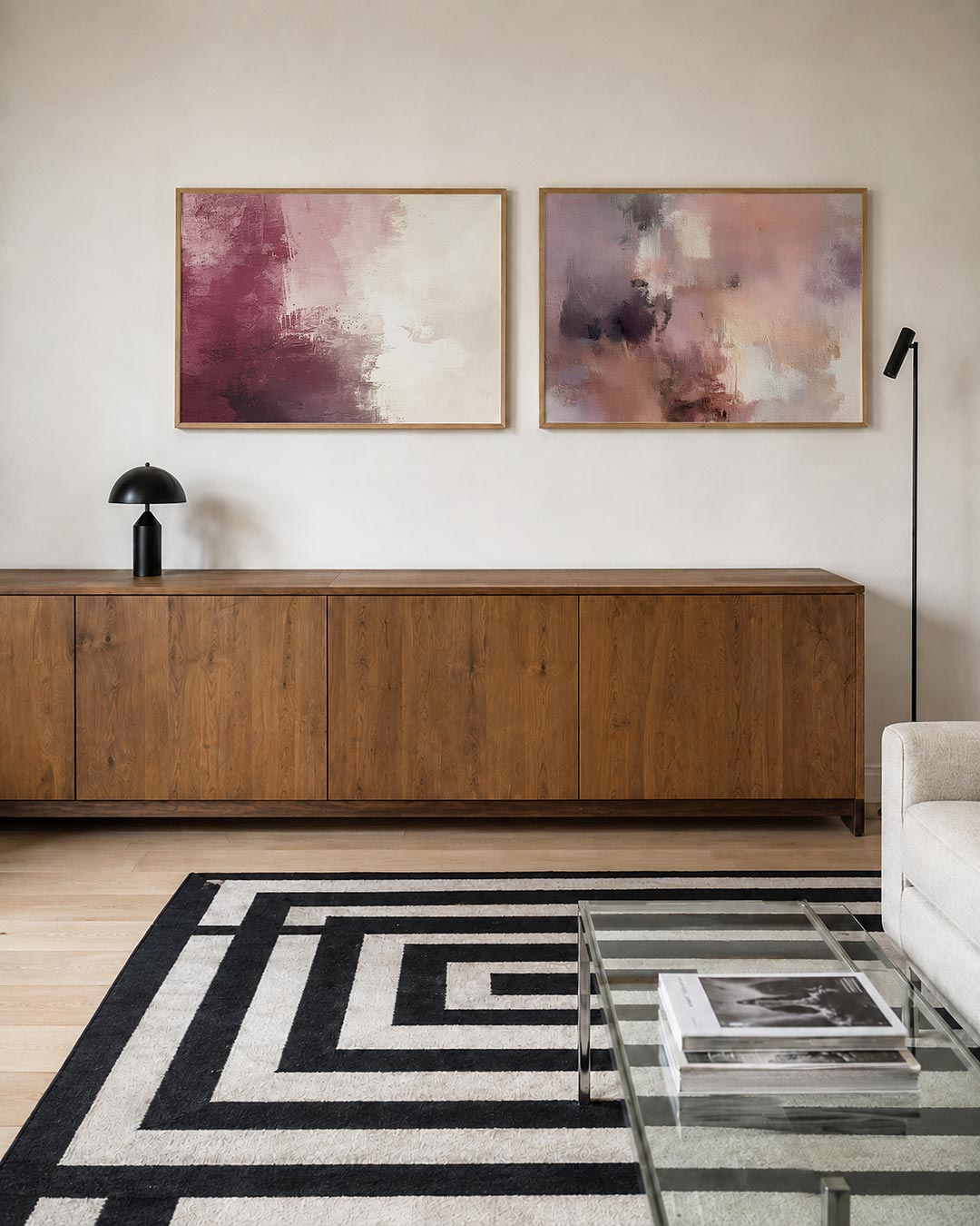 Tweedelige posterset met een vloeiend kleurverloop van diepe bordeaux naar zacht wit, getoond in een interieur