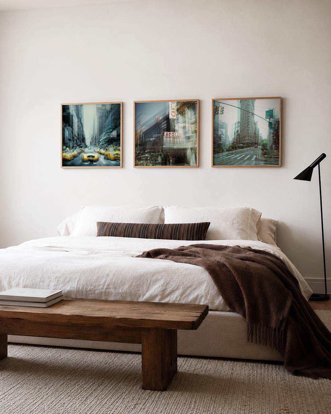 Interieur met vierkant fotografisch drieluik stad in dubbele belichting – Gerald Emming