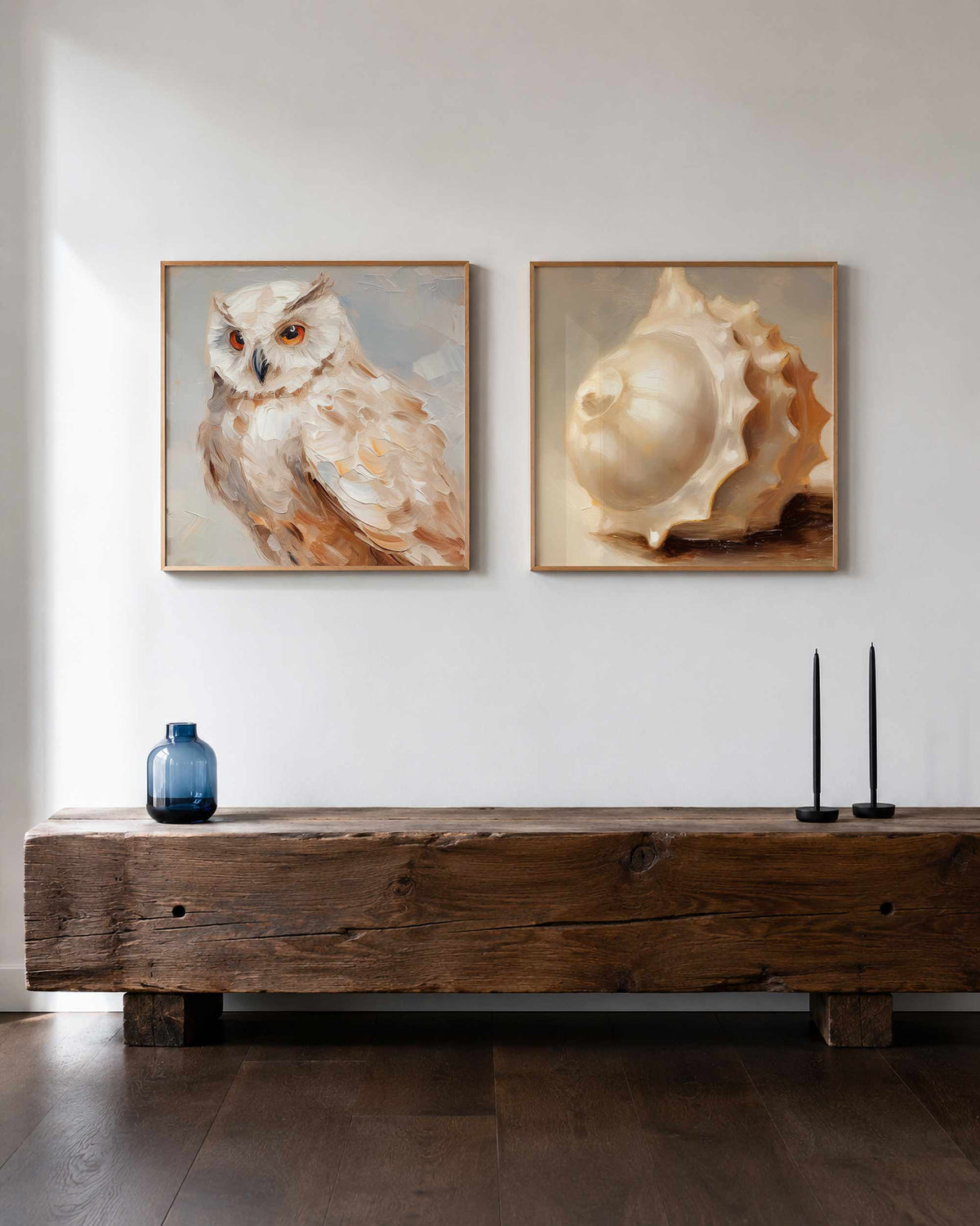 Interieurpresentatie van een tweedelige vierkante posterset met uil en haan