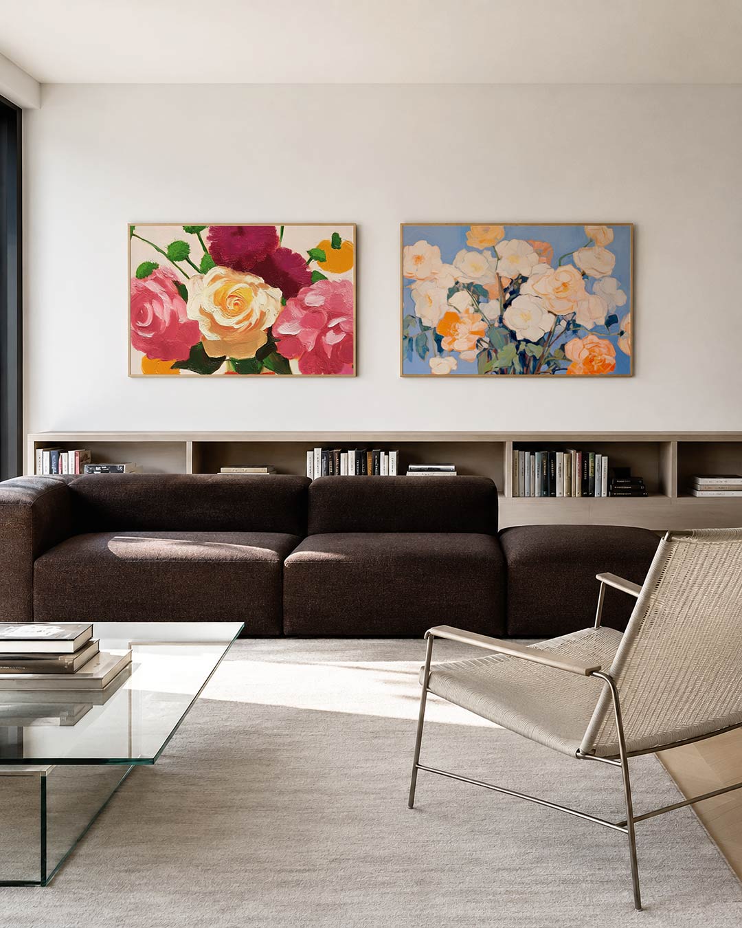 Tweedelige posterset met een samenspel van roze, geel en groen, getoond in een interieur