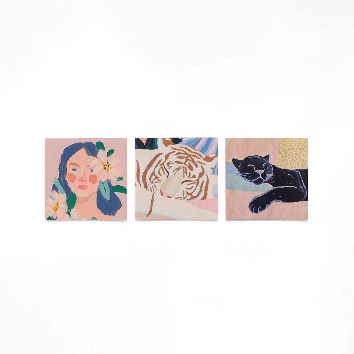 Drie vierkante posters met portretten en kat op een gebroken witte achtergrond