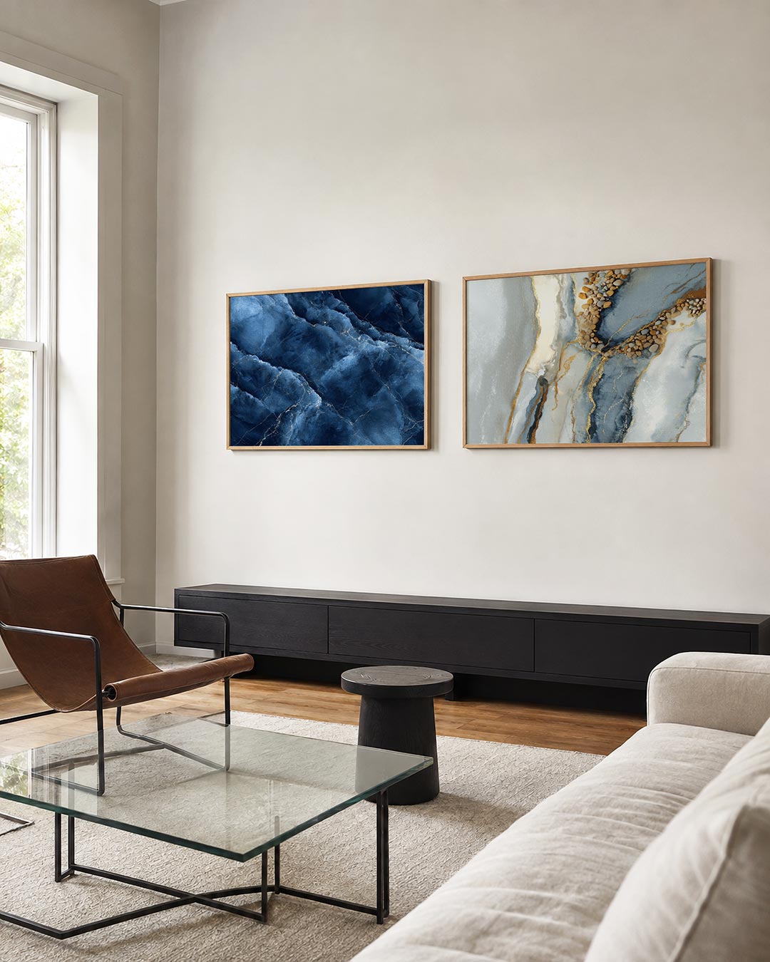 Tweedelige posterset met een rijke textuur van diepblauwe en witte aders die samen een vloeiende, getoond in een interieur