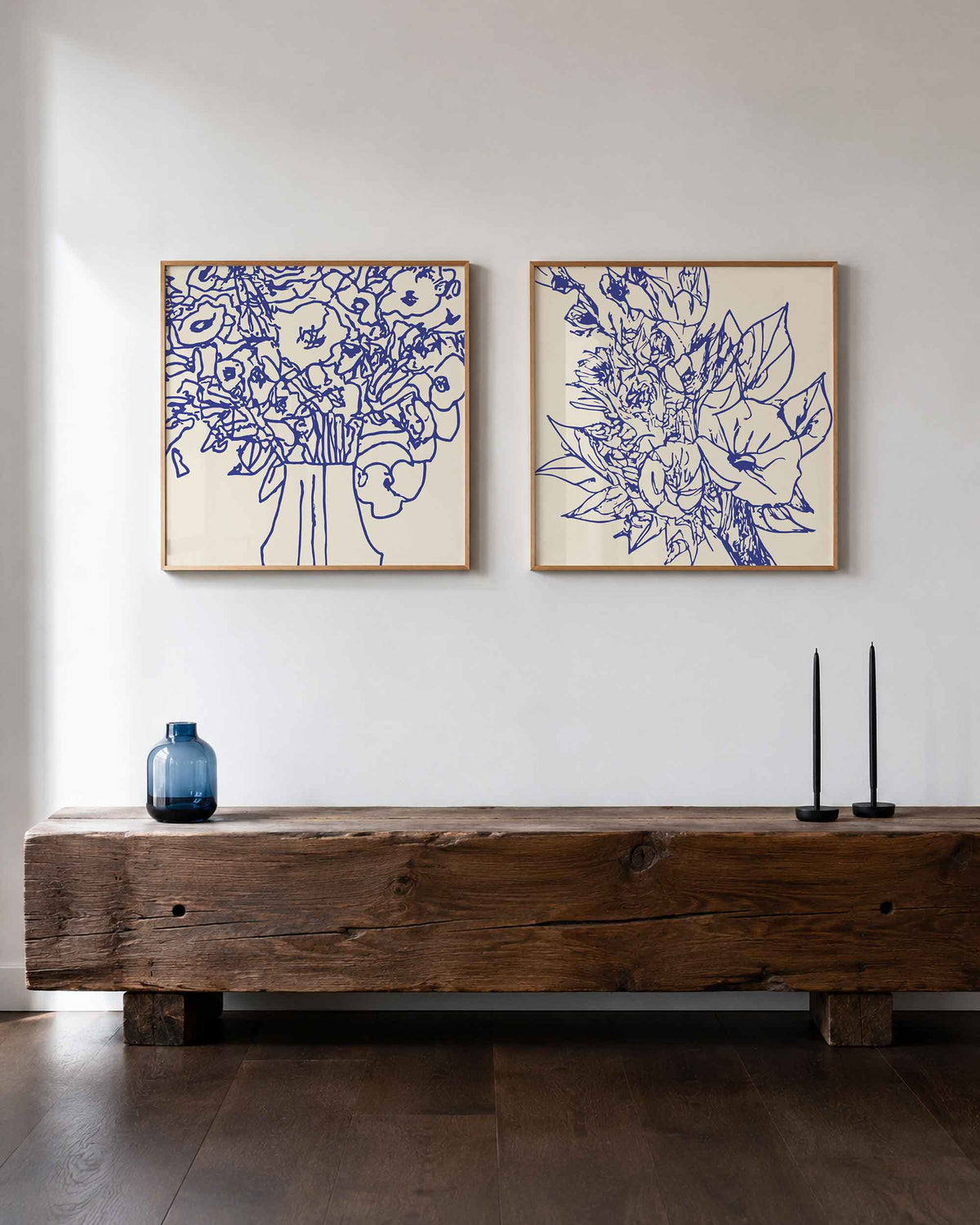 Interieurpresentatie van een tweedelige vierkante posterset met bloemen in kobaltblauw