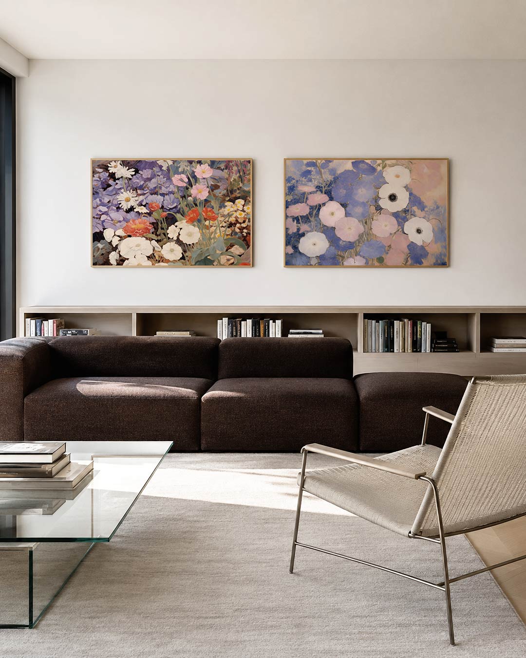 Tweedelige posterset met een levendige bloemenzee met zachte pasteltinten en heldere accenten, getoond in een interieur
