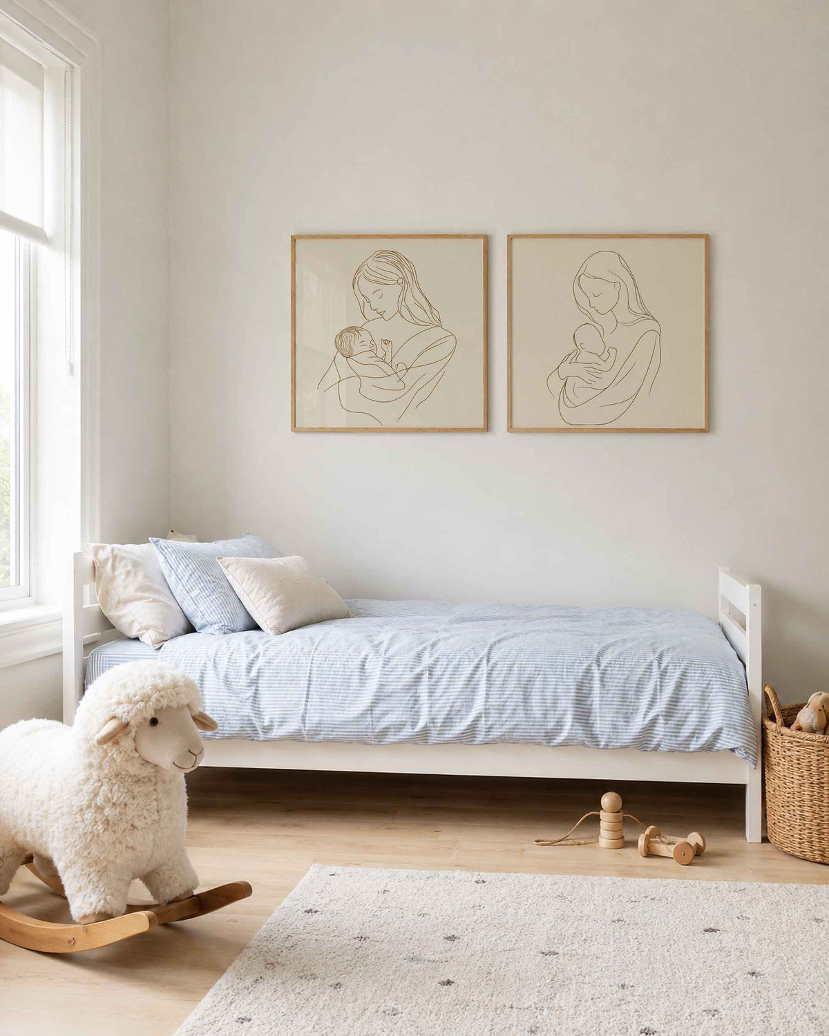 Interieurpresentatie van een tweedelige vierkante posterset met moeder en baby