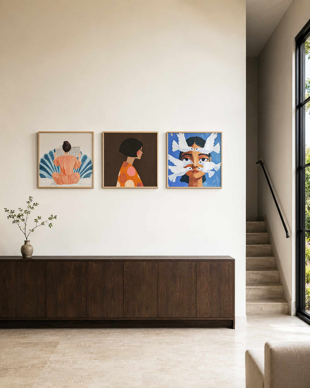 Interieurpresentatie van een driedelige vierkante posterset met vrouwenportretten