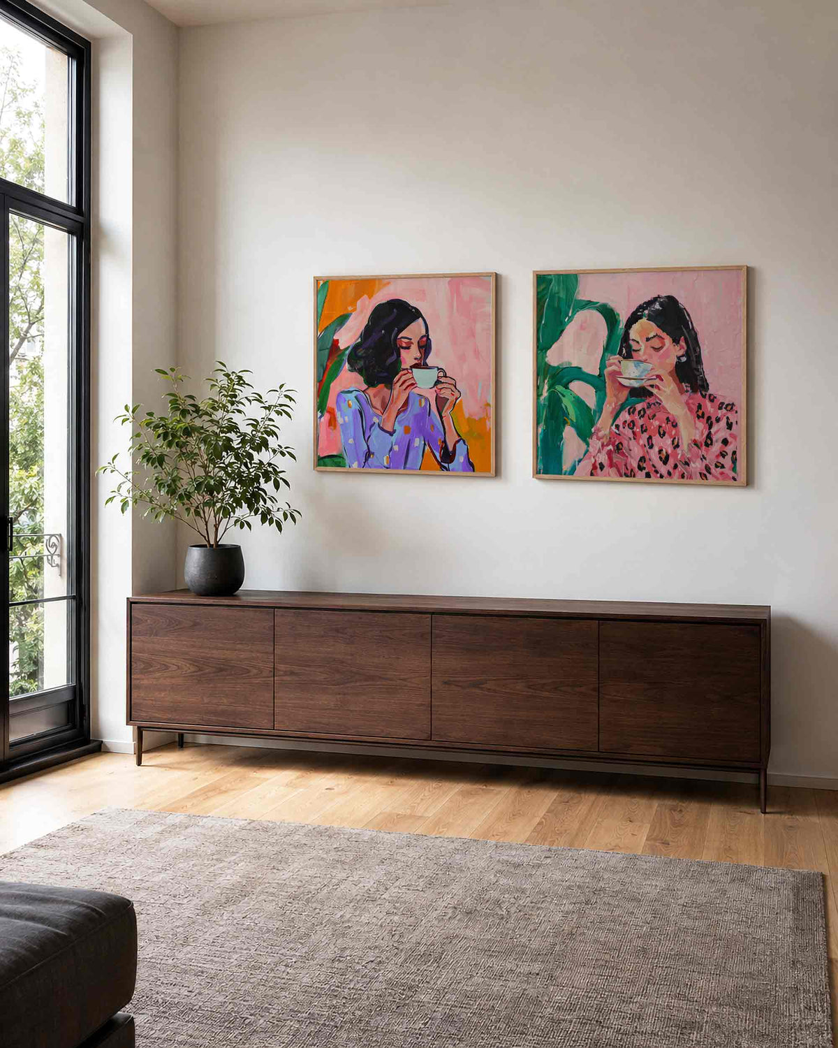 Interieurpresentatie van een tweedelige vierkante posterset met vrouwen met kopjes
