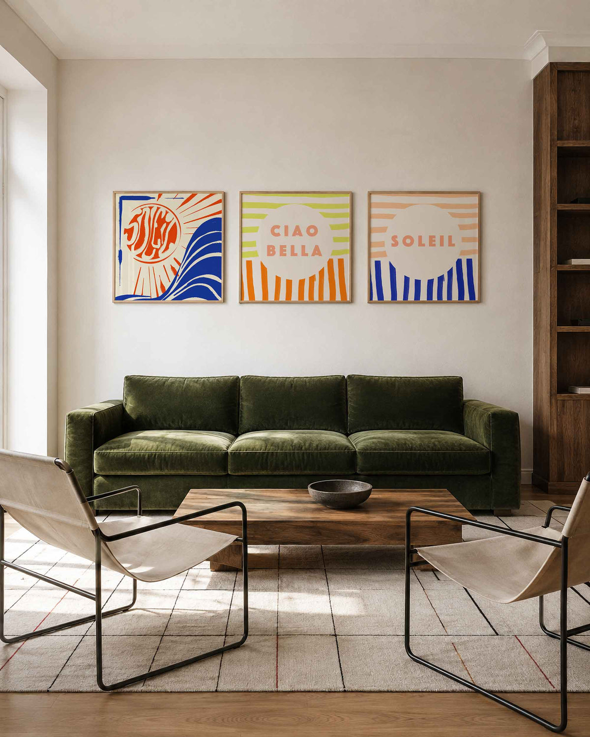 Interieurpresentatie van een driedelige vierkante posterset met zon en ciao bella