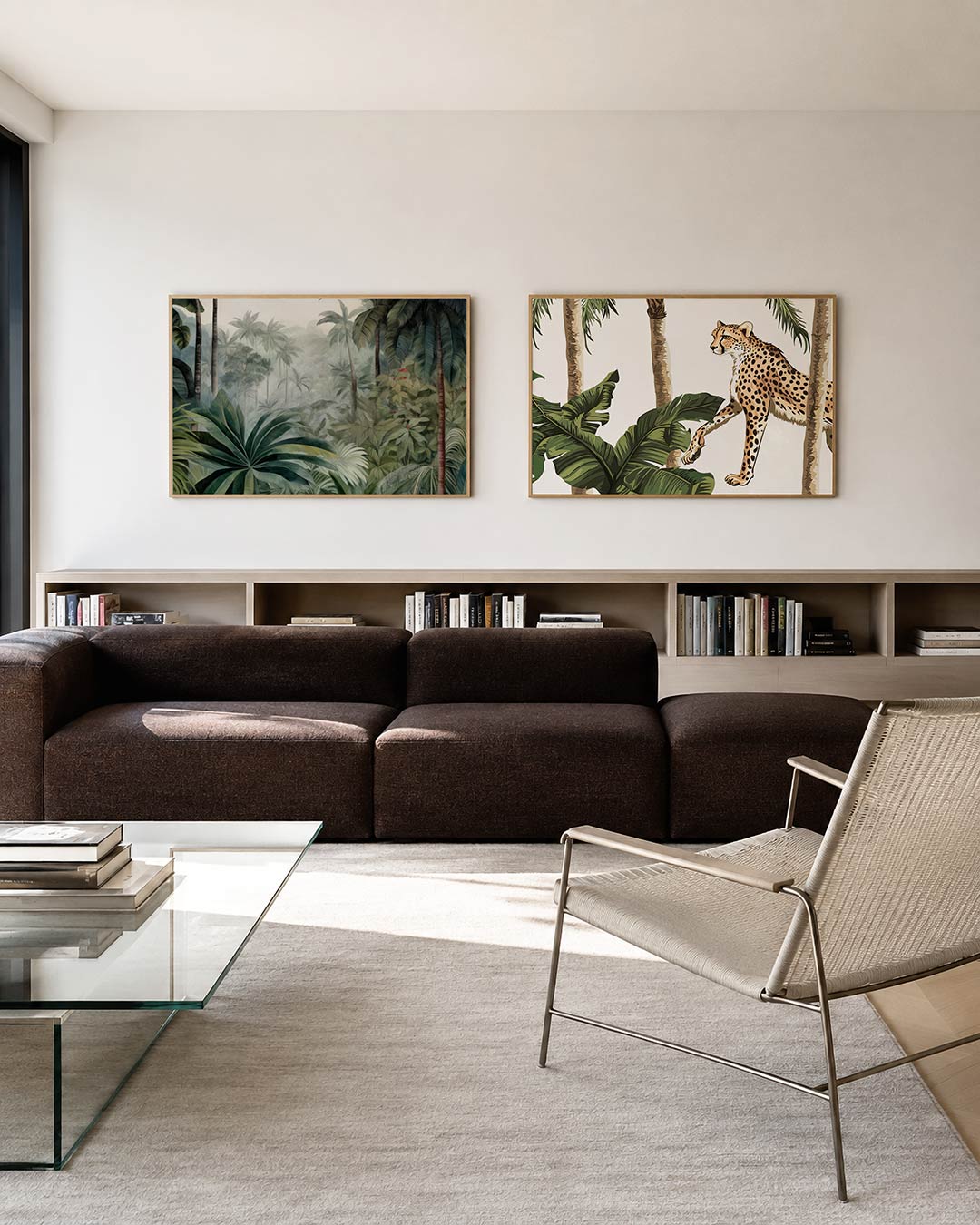 Twee liggende posters met een weelderig bos met grote groene bladeren en hoge palmbomen, aan de muur in een interieur