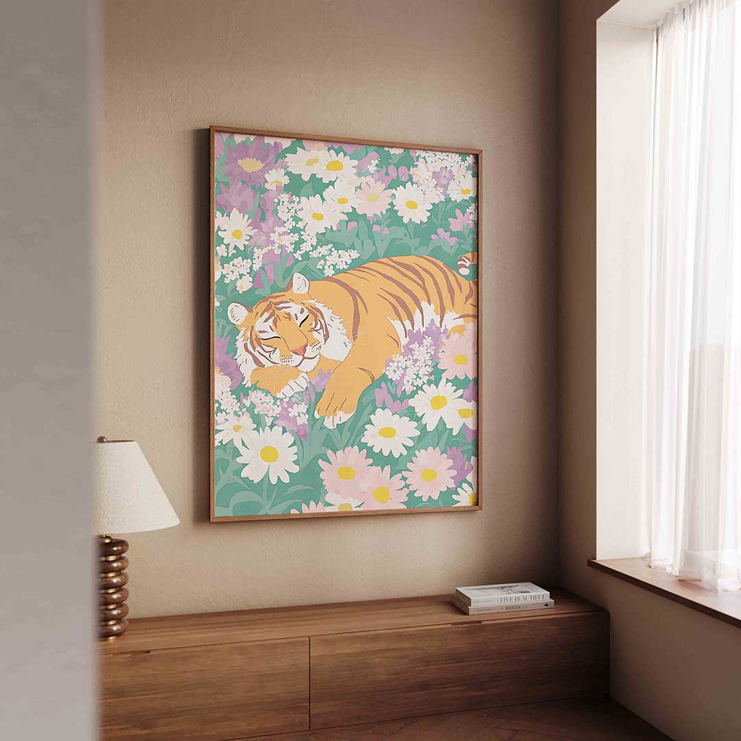 Slapende tijger tussen bloemen Poster