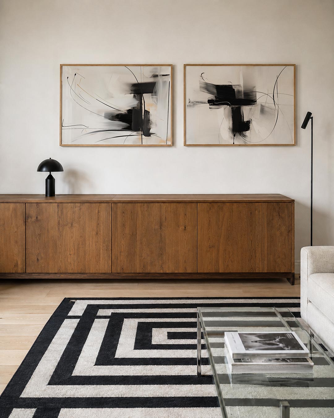 Twee liggende posters met zwarte en beige lijnen op een witte achtergrond, aan de muur in een interieur