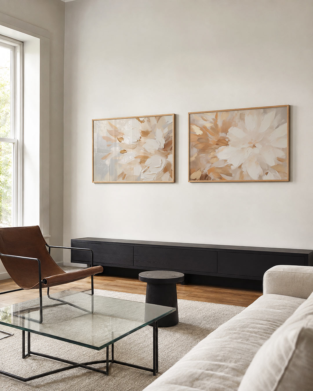 Twee liggende posters met een vloeiende mix van crèmekleurige en beige tinten, aan de muur in een interieur
