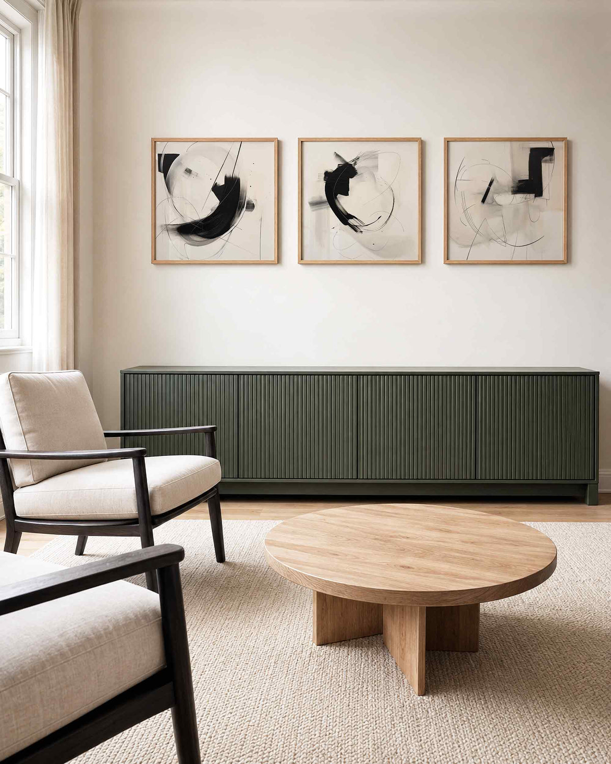 Interieurpresentatie van een driedelige vierkante posterset met abstracte zwart wit