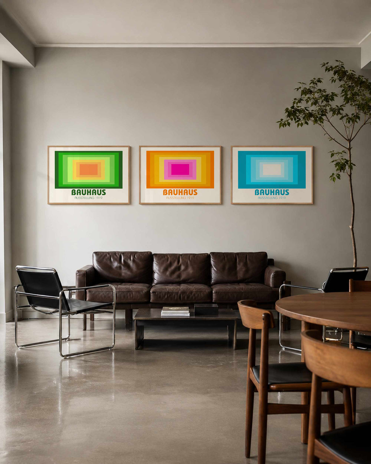 Interieurmockup van drieluik landscape-posterset met gelaagde kleurkaders