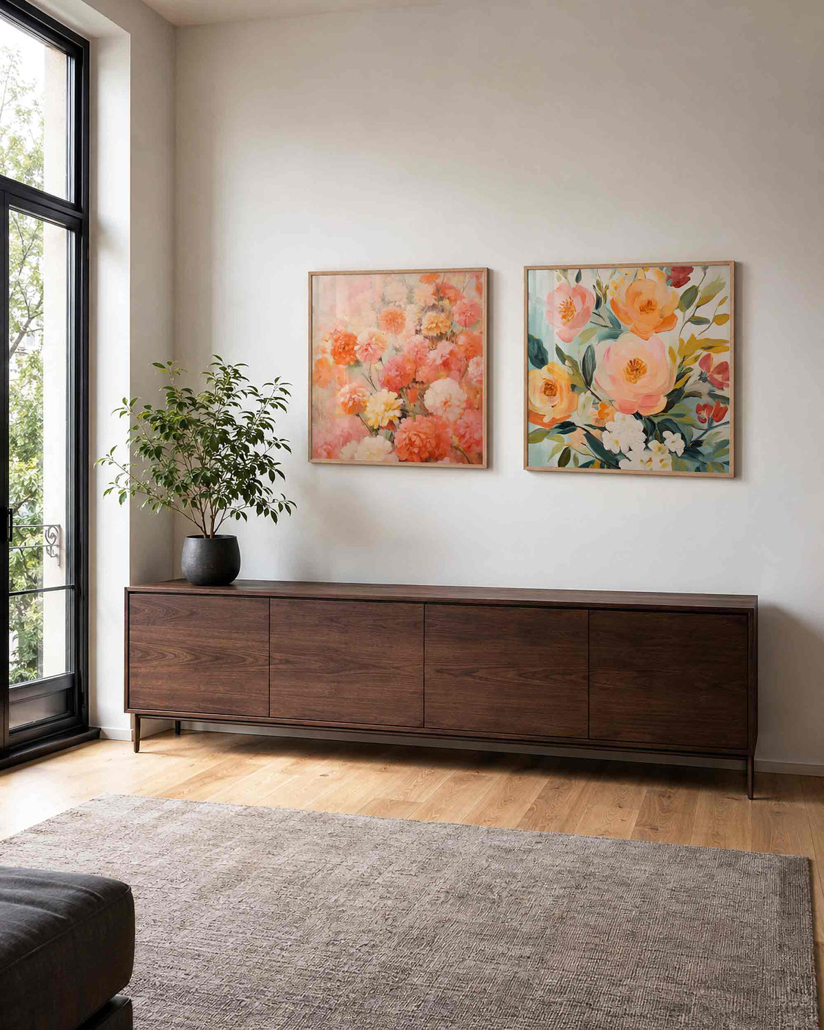 Interieurpresentatie van een tweedelige vierkante posterset met bloemen in zachte tinten