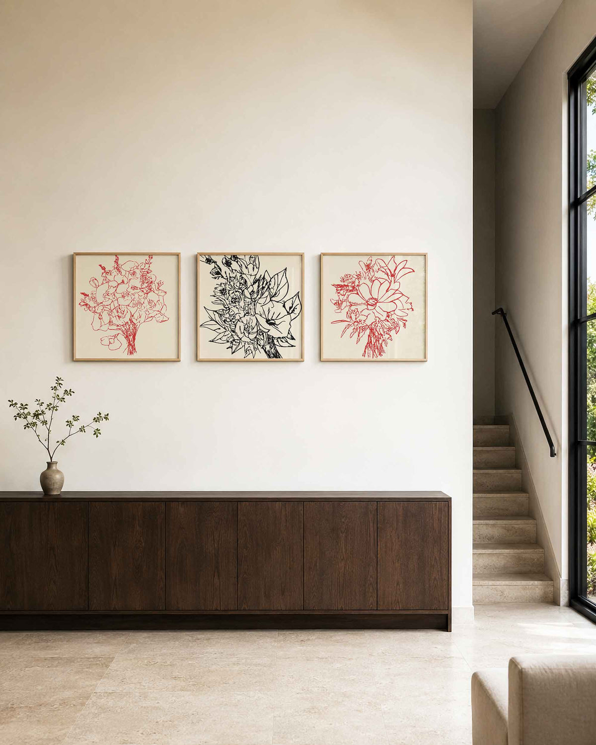 Interieurpresentatie van een driedelige vierkante posterset met botanische bloemtekeningen