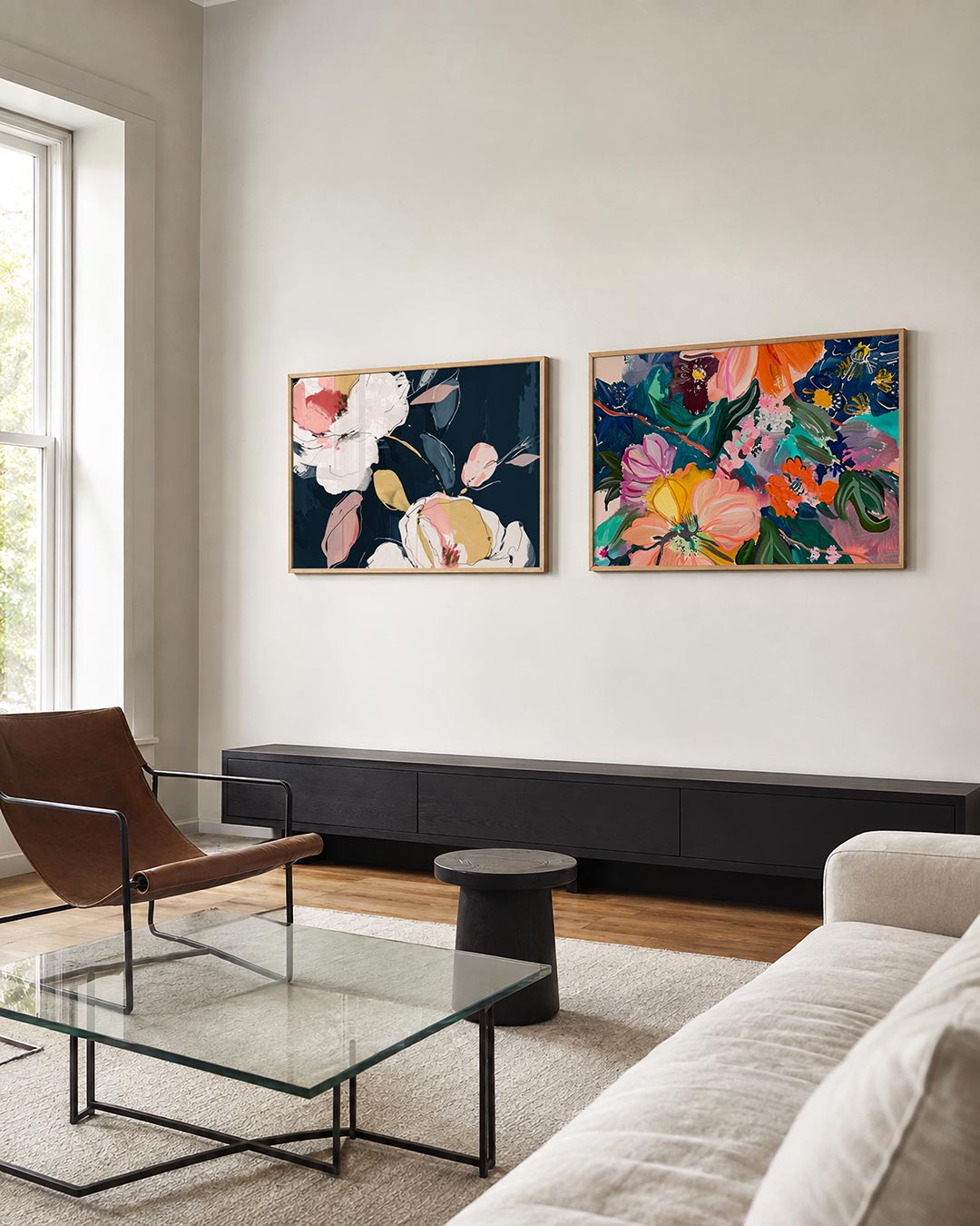 Tweedelige posterset met een speelse compositie van witte en roze bloemen, getoond in een interieur