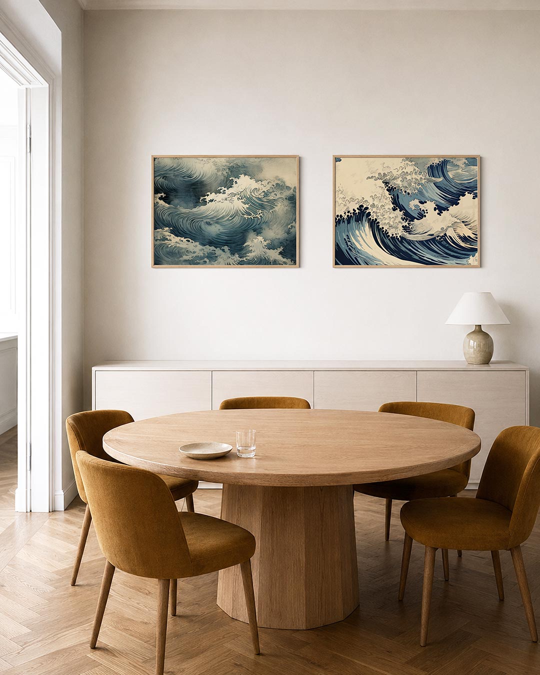 Twee liggende posters met golven in blauw en wit, aan de muur in een interieur