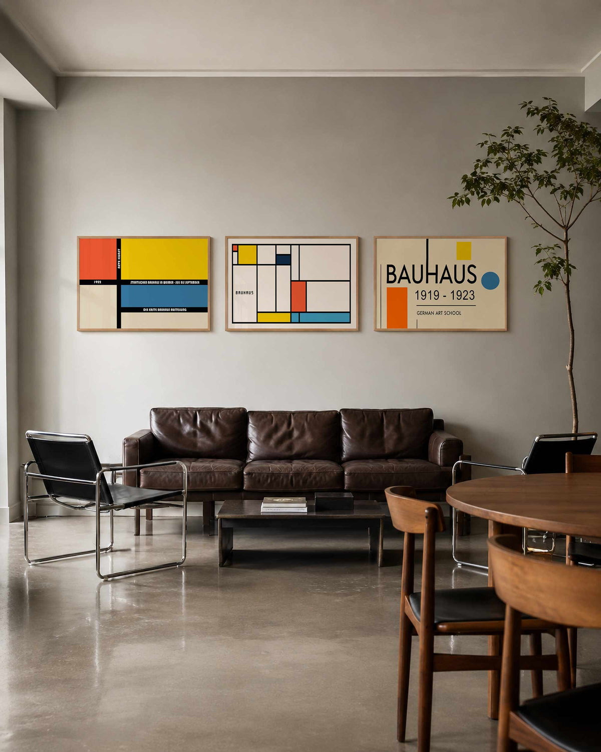 Interieurmockup van drieluik landscape-posterset met kleurvlakken en zwarte lijnen