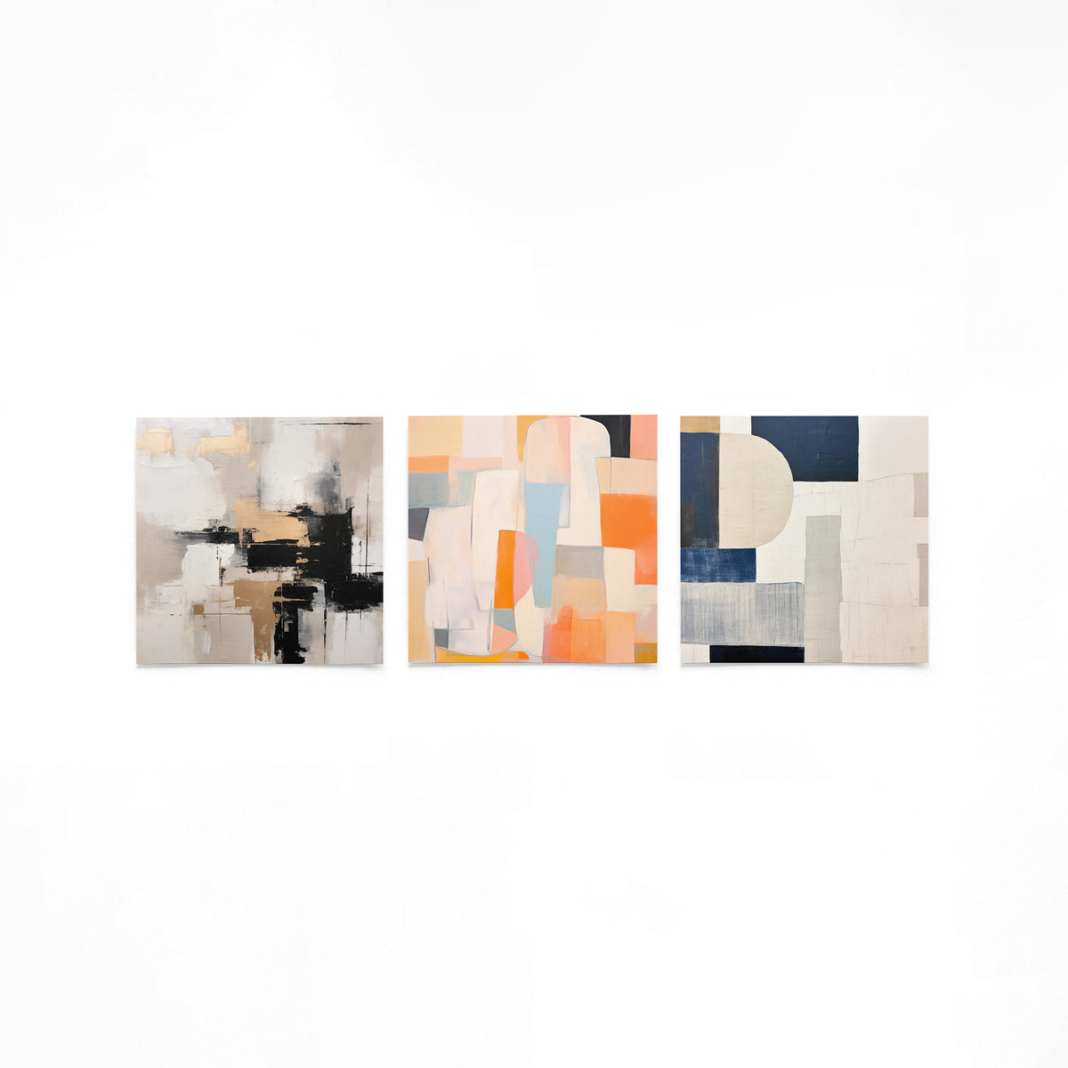 Drie vierkante posters met abstracte vlakken op een gebroken witte achtergrond