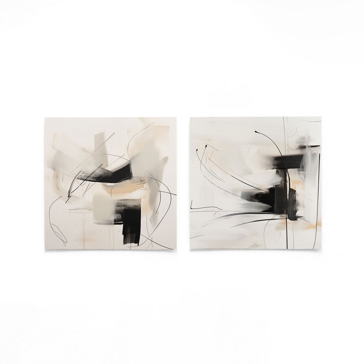 Twee vierkante posters met zwart beige vlakken op een gebroken witte achtergrond