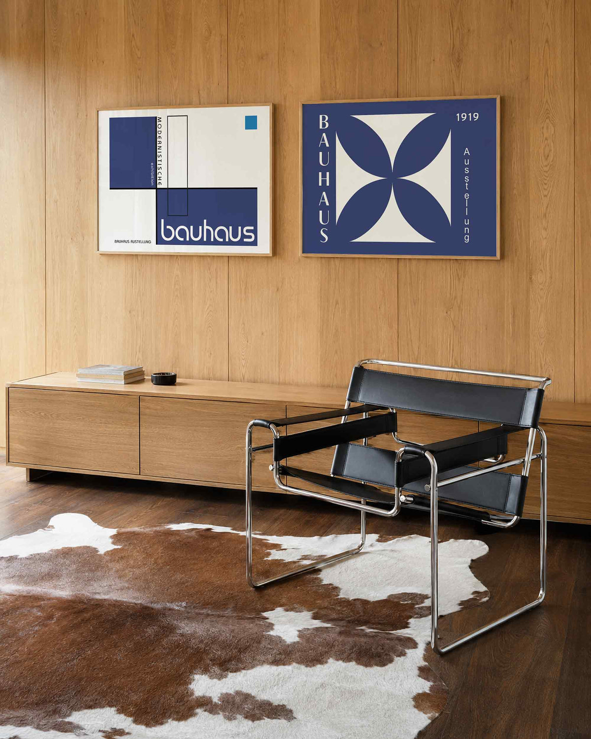 Interieurmockup van tweedelige landscape-posterset met indigoblau grafische affiches