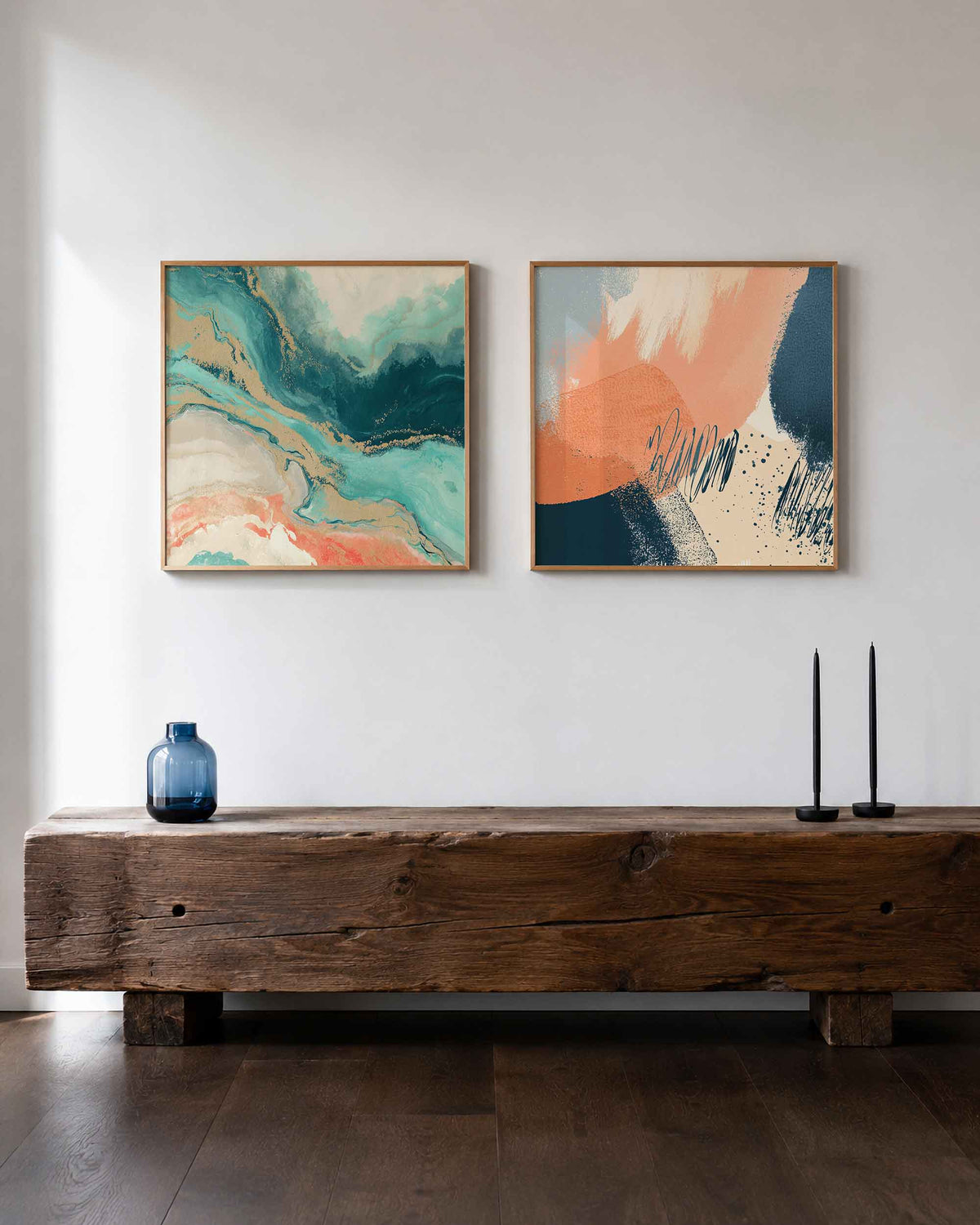 Interieurpresentatie van een tweedelige vierkante posterset met turquoise koraal