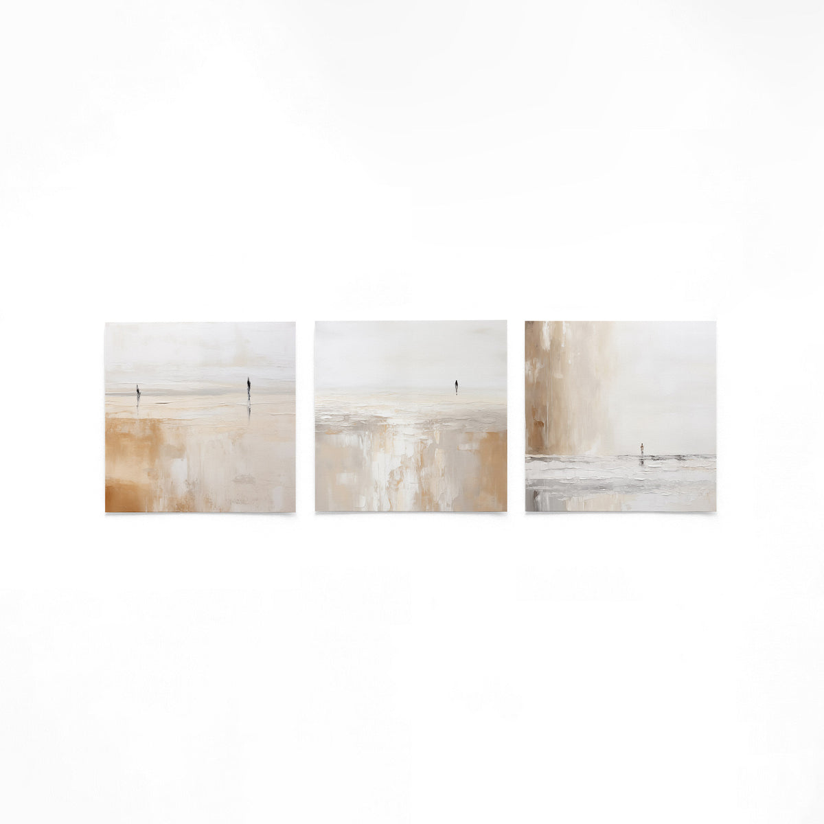 Drie vierkante posters met abstracte kustfiguren op een gebroken witte achtergrond