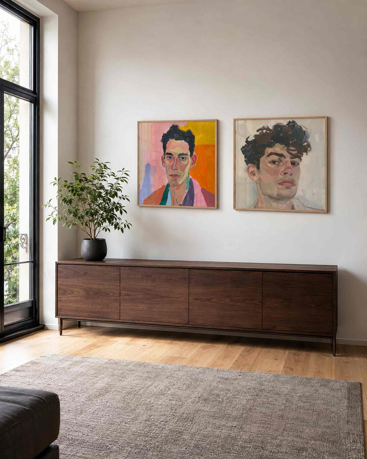 Interieurpresentatie van een tweedelige vierkante posterset met geschilderde portretten