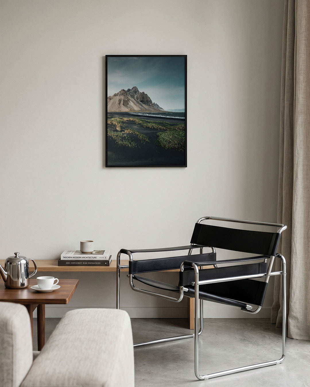 Berglandschap met zwarte zand Poster