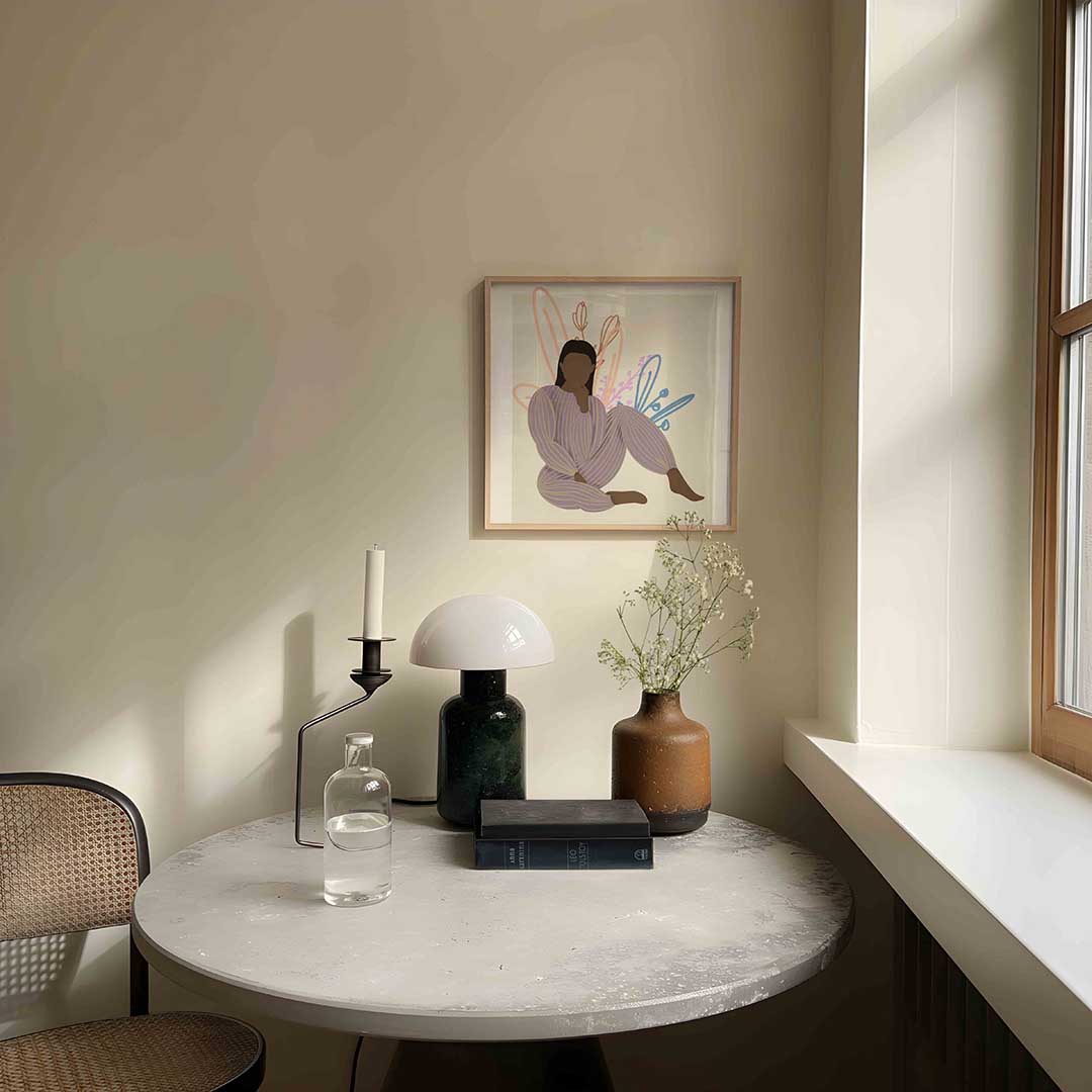 Zittende figuur met bloemen Poster