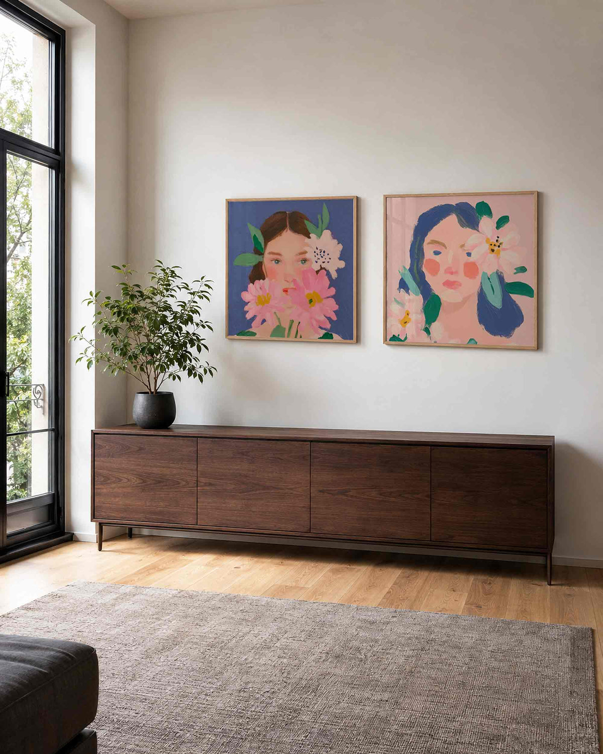 Interieurpresentatie van een tweedelige vierkante posterset met bloemenportretten
