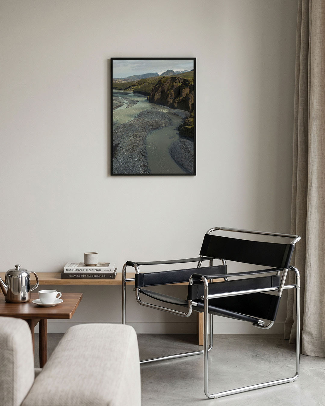 Rivierlandschap met bergen Poster