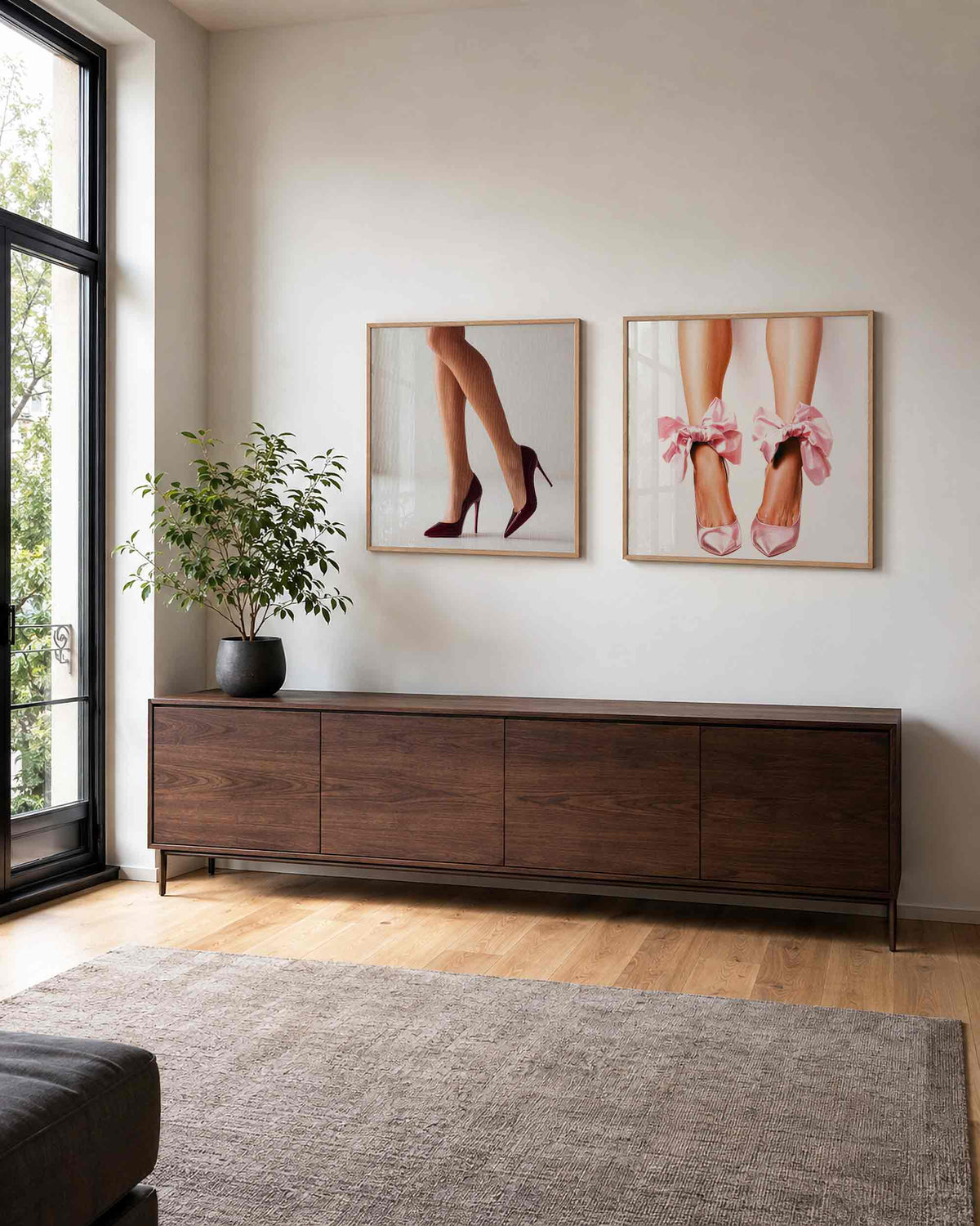 Interieurpresentatie van een tweedelige vierkante posterset met pumps en strikjes