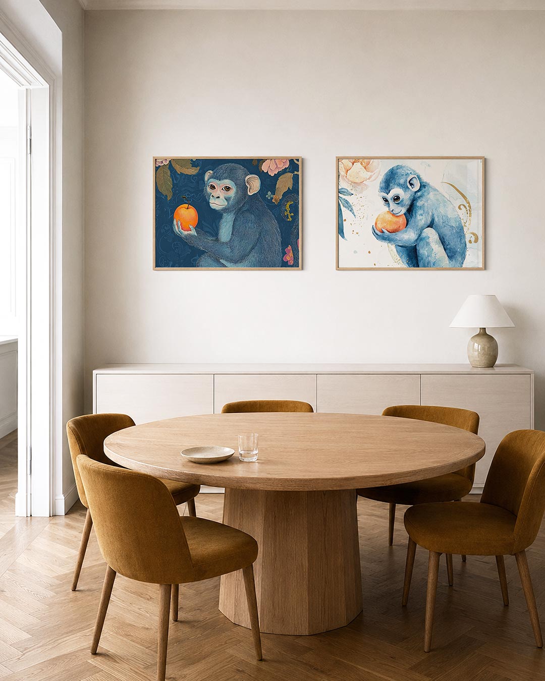 Tweedelige posterset met een blauwe aap houdt een feloranje appel vast, getoond in een interieur