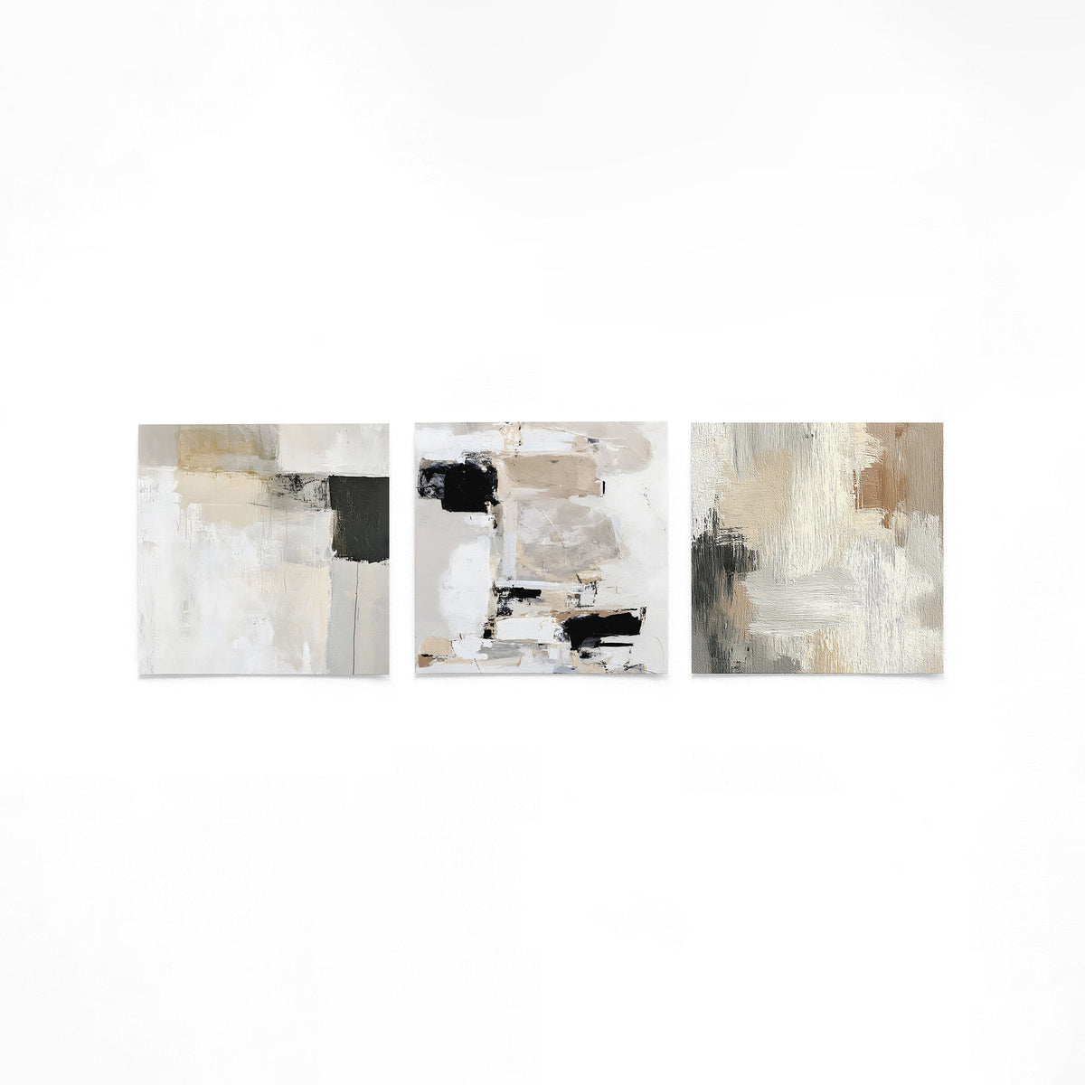 Drie vierkante posters met abstracte beige kunst op een gebroken witte achtergrond