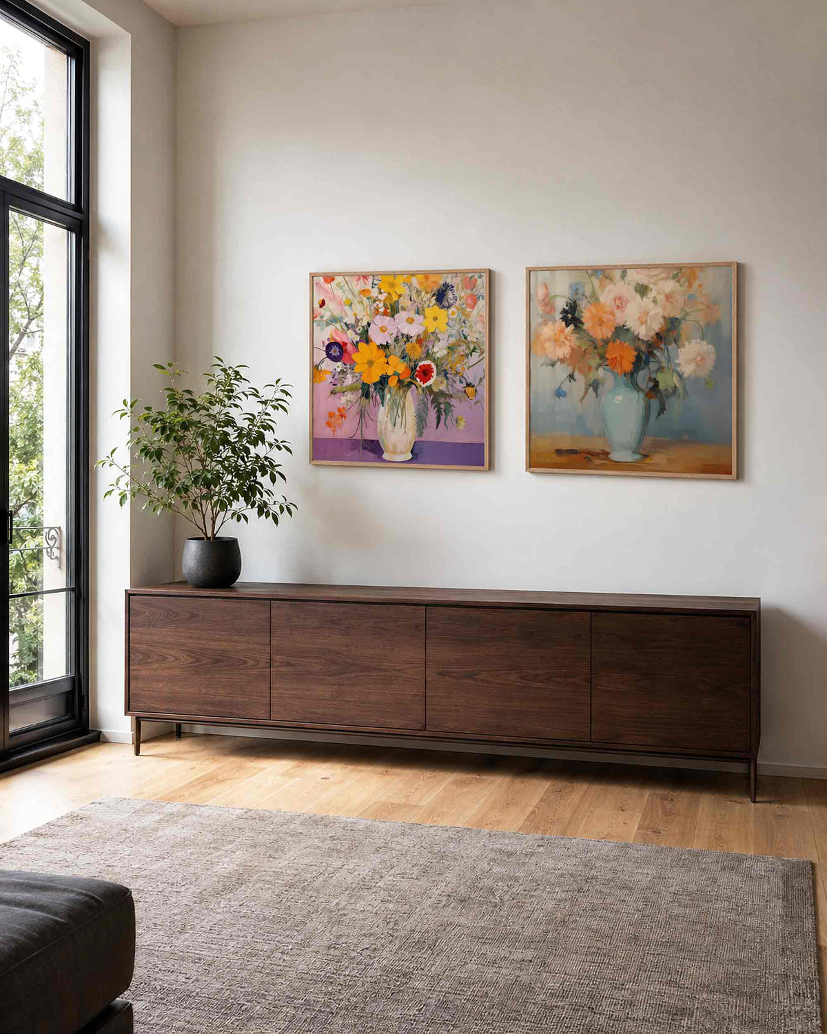 Interieurpresentatie van een tweedelige vierkante posterset met bloemen in vazen