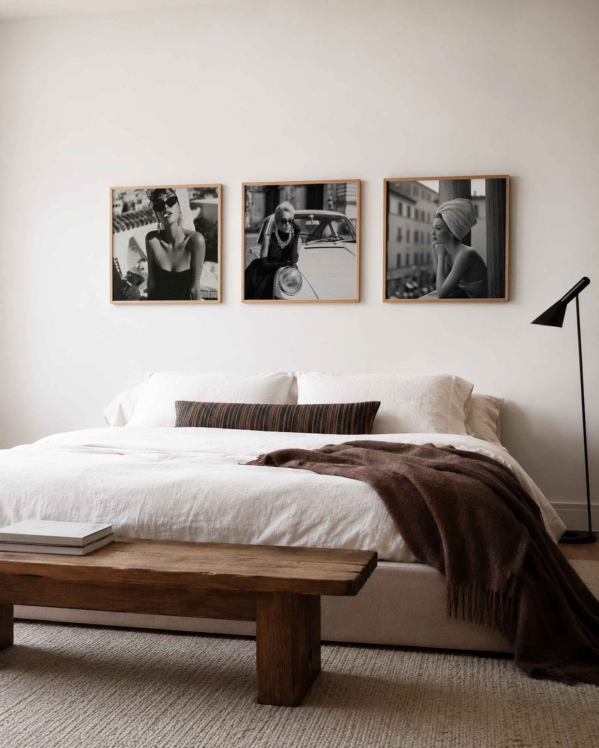 Interieurpresentatie van een driedelige vierkante posterset met zwart wit mode